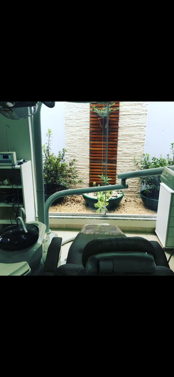 Consultório com vista para jardim interno