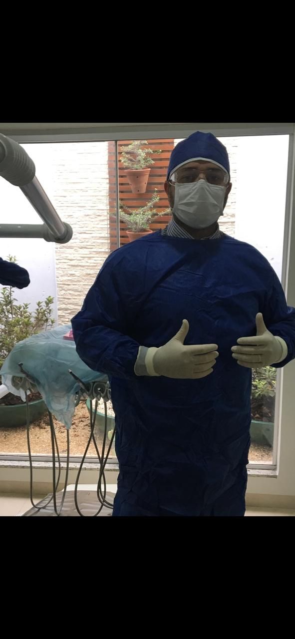 Dr. Ricardo paramentado para atendimento