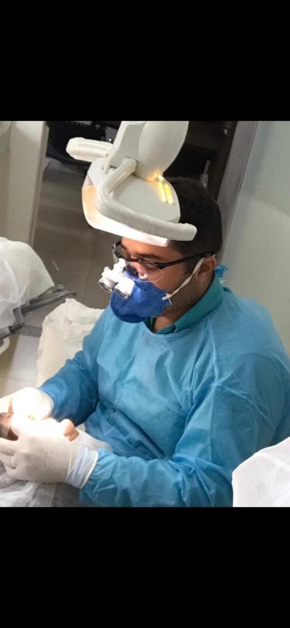 Dr. Ricardo em procedimento de implante
